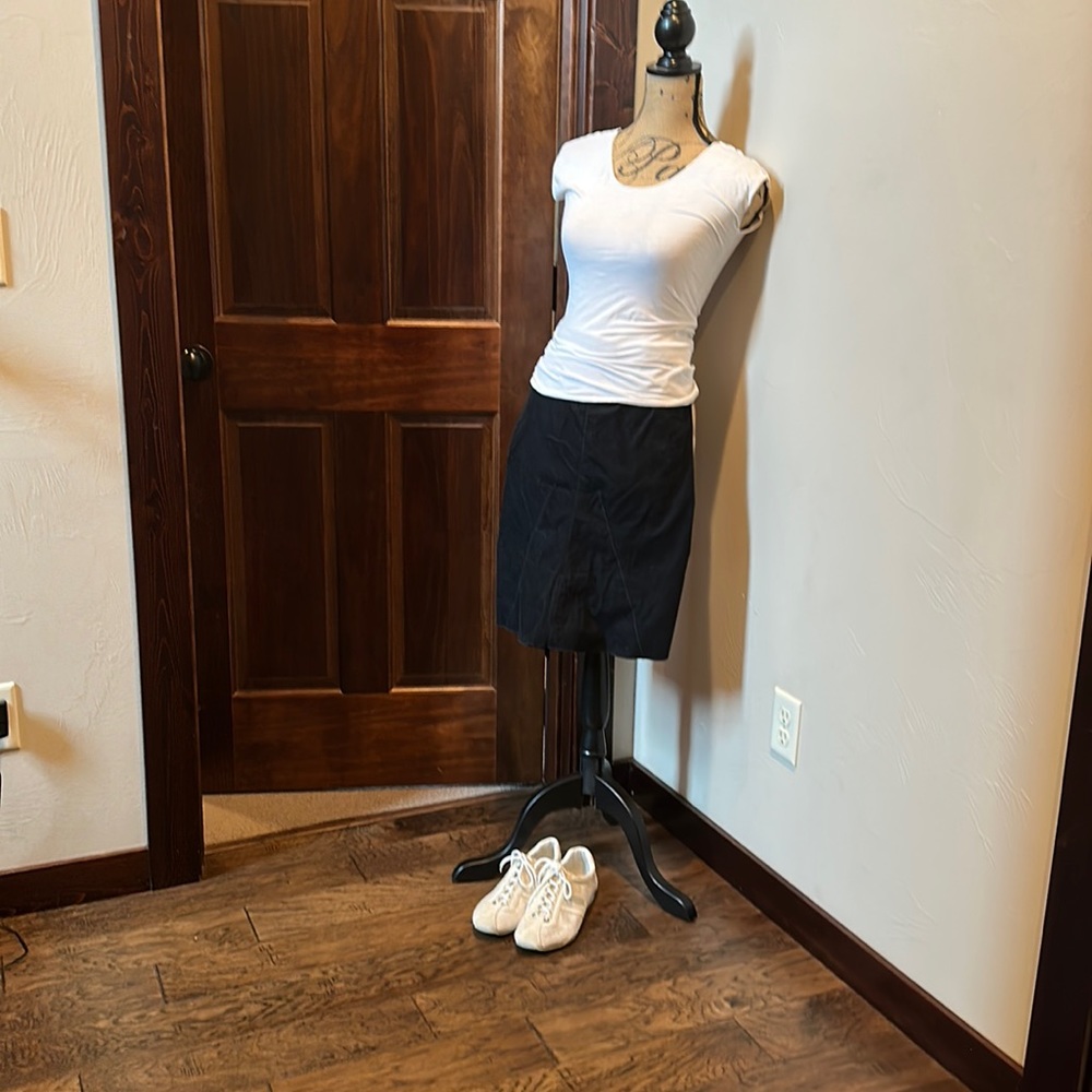BCBGMAXAZRIA soft small cord skirt size 0 100 percent cotton, satin lining.